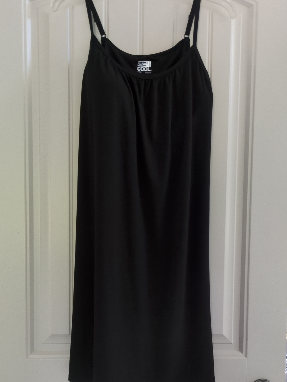 32 °Cool Black Dress with Adjustable Straps And Built In Bra
